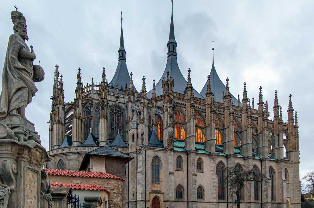 La imponente catedral de St Barbaras con arquitectura gótica